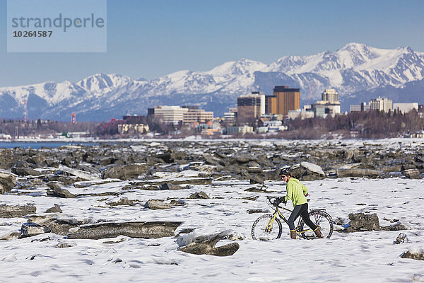 Vereinigte Staaten von Amerika USA zwischen inmitten mitten junge Frau junge Frauen schieben folgen Küste Eis Koch Fahrrad Rad Fahrradreifen Reifen Stück Meeresarm
