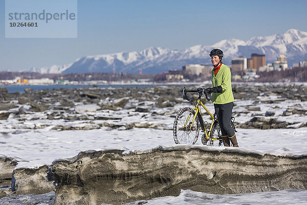 Vereinigte Staaten von Amerika USA zwischen inmitten mitten junge Frau junge Frauen folgen Küste Eis Koch Fahrrad Rad Fahrradreifen Reifen Stück Meeresarm