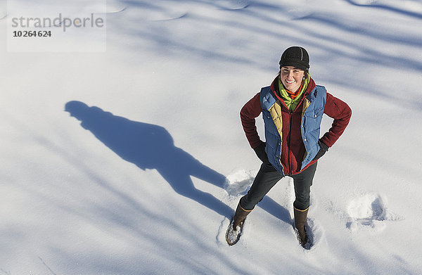 Vereinigte Staaten von Amerika USA junge Frau junge Frauen Winter lächeln Hut Handschuh Schneewehe Kleidung