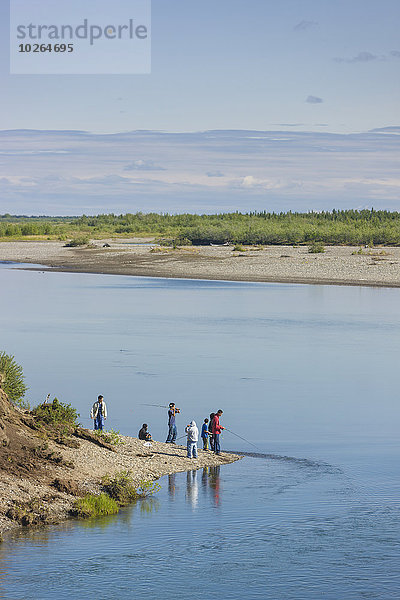 Vereinigte Staaten von Amerika USA Sommer Stange Fluss Dorf angeln Noatak Alaska