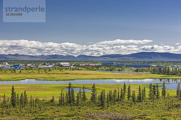 entfernt Landschaftlich schön landschaftlich reizvoll Berg Sommer Dorf Ansicht umgeben Feuchtgebiet Noatak Alaska Tundra