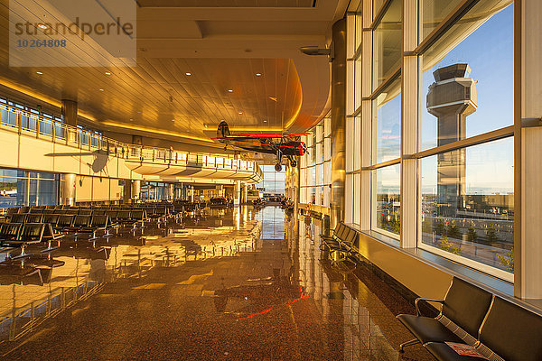 Vereinigte Staaten von Amerika USA sitzend Sonnenuntergang Flughafen Eingang Globalisierung 8 9 Anchorage Wartehalle