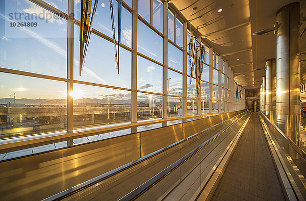 Vereinigte Staaten von Amerika USA Sonnenuntergang Flughafen Globalisierung Anchorage Wartehalle