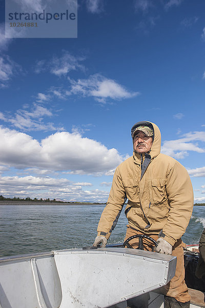 Vereinigte Staaten von Amerika USA Mann fahren Fluss Alaska Ethnisches Erscheinungsbild Barke