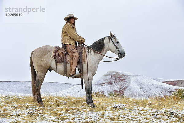Vereinigte Staaten von Amerika USA Rocky Mountains Cowgirl Schnee