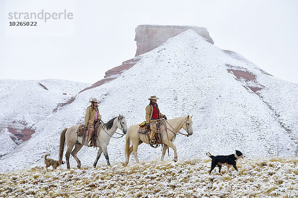 Vereinigte Staaten von Amerika USA Cowgirl Rocky Mountains Schnee