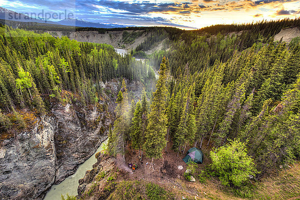 Nationalpark Landschaftlich schön landschaftlich reizvoll Berg Sonnenuntergang Fernverkehrsstraße Brücke Fluss Ansicht Wrangell-St.-Elias-Nationalpark Mount Saint Elias Schlucht