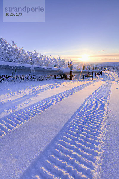 nahe Sonnenuntergang Bundesstraße vorwärts Alaska Pipeline Schnee