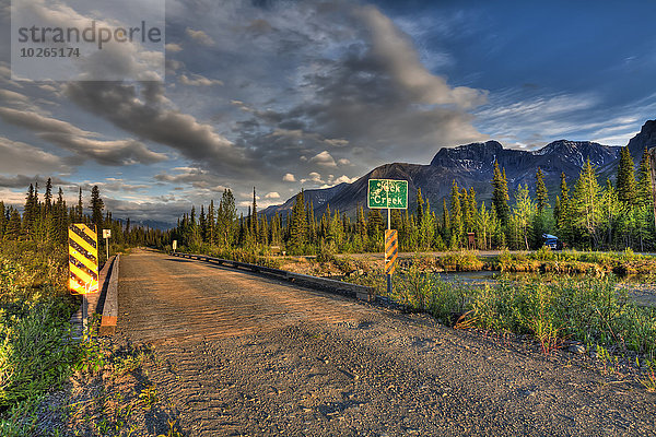 Nationalpark Sommer Sonnenuntergang über Fernverkehrsstraße Brücke Vulkan Bach Wrangell-St.-Elias-Nationalpark Mount Saint Elias