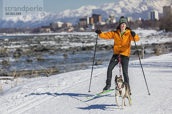 Vereinigte Staaten von Amerika USA junge Frau junge Frauen folgen Küste Hund Husky Schlitten