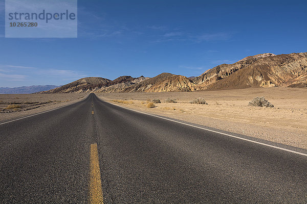 Vereinigte Staaten von Amerika USA Landschaft Fernverkehrsstraße Wüste Asphalt Death Valley Nationalpark Kalifornien