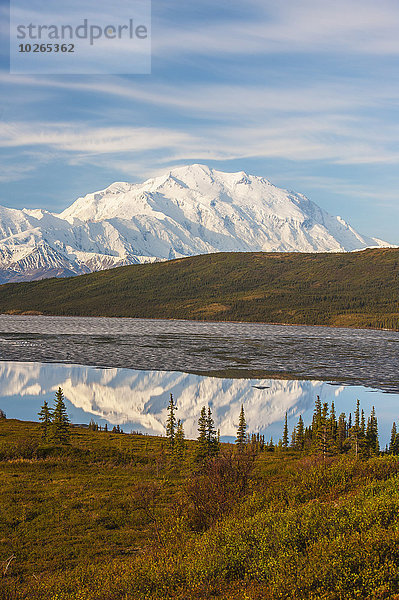 Landschaftlich schön landschaftlich reizvoll bedecken Wunder See Eis Herbst Ansicht Stück Mount McKinley Denali Nationalpark