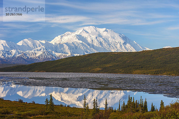 Landschaftlich schön landschaftlich reizvoll bedecken Wunder See Eis Herbst Ansicht Stück Mount McKinley Denali Nationalpark