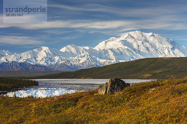 Landschaftlich schön landschaftlich reizvoll bedecken Wunder See Eis Herbst Ansicht Stück Mount McKinley Denali Nationalpark