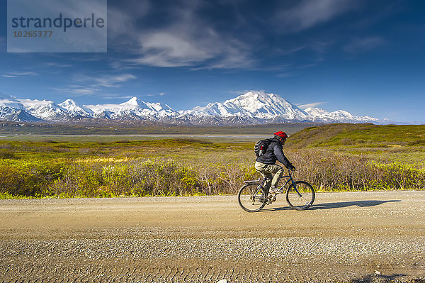 Sommer Fernverkehrsstraße Hintergrund Fahrradfahrer Mount McKinley Alaska