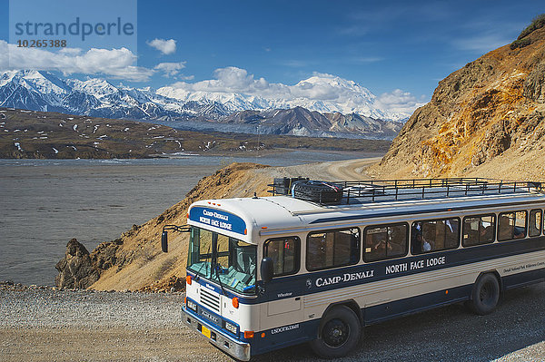 Sommer Fernverkehrsstraße Hintergrund Omnibus Berg Mount McKinley Denali Nationalpark Alaska