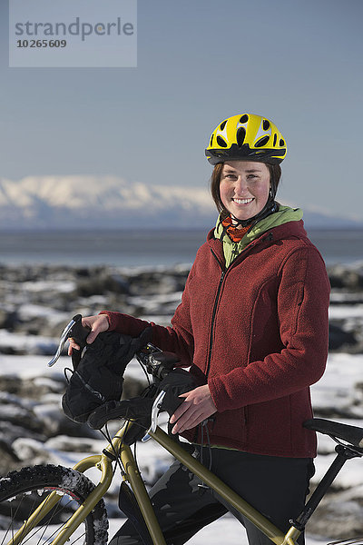 Vereinigte Staaten von Amerika USA junge Frau junge Frauen folgen Küste Eis Fahrrad Rad