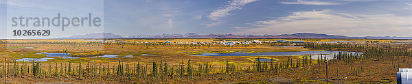 Panorama Berg Hintergrund Dorf Herbst Ansicht umgeben Feuchtgebiet Noatak Alaska