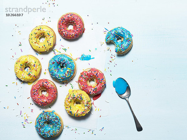 Hintergrund Löffel bunt blau schießen Studioaufnahme Donut besprenkelt