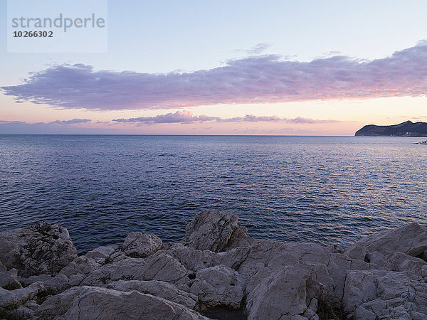 Wasserrand Felsen Sonnenuntergang Meer Fokus auf den Vordergrund Fokus auf dem Vordergrund Balearen Balearische Inseln Mallorca Spanien