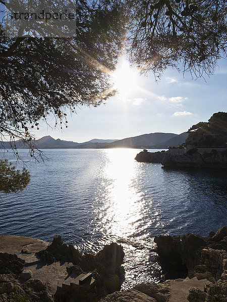 Spiegelung Meer Sonnenlicht Balearen Balearische Inseln Bucht Cala Ratjada Mallorca Spanien
