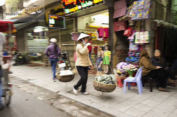 Hanoi Hauptstadt tragen Korb Straße Stange Vielfalt Gegenstand 2 hängen Ende Straßenverkäufer Vietnam