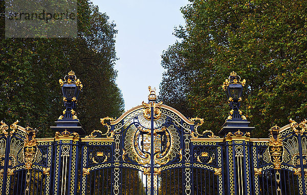 Die königlichen Tore zum grünen Park  nahe Buckingham Palast; London  England