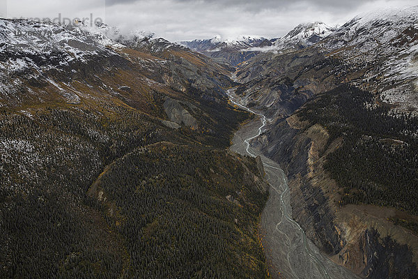 Berg Bach umgeben Kluane Nationalpark Kanada Yukon