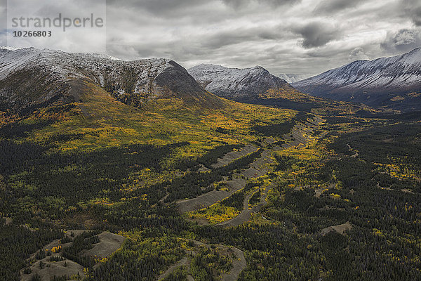 Farbaufnahme Farbe Berg Hügel Farben Rubin Kanada bemalen Yukon