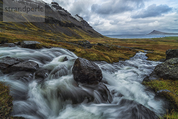 Hügel rennen Küste Produktion Wasserfall groß großes großer große großen vorwärts Island