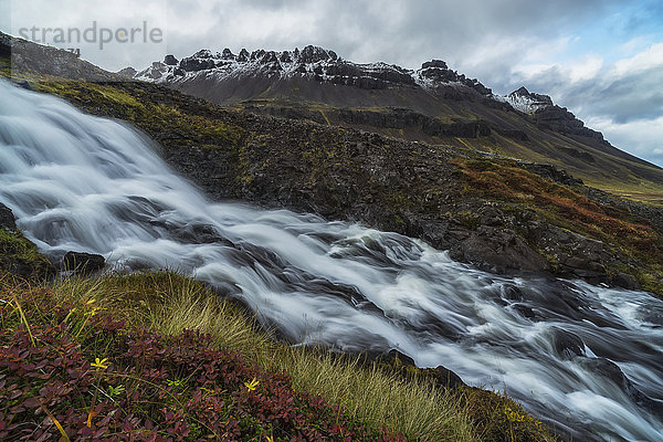 Hügel rennen Küste Produktion Wasserfall groß großes großer große großen vorwärts Island
