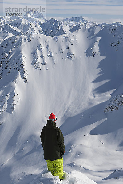 Landschaftlich schön landschaftlich reizvoll Berg Snowboardfahrer sehen Ecke Ecken über Hintergrund Schnee