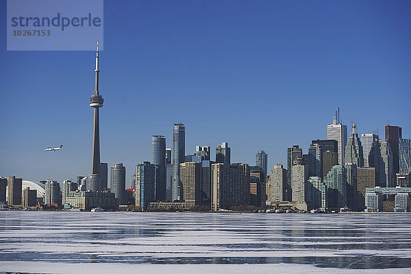 Flugzeug Skyline Skylines Winter Großstadt Insel Kanada Ontario Toronto
