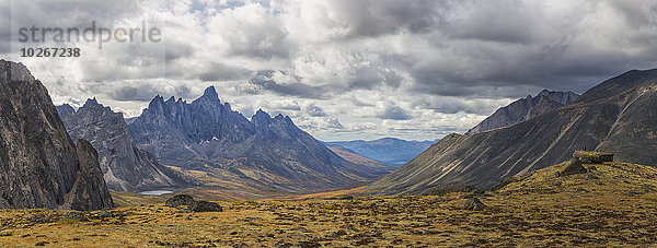 entfernt stehend Mann Herbst Grabstein Boulder Kanada Revierverhalten Yukon