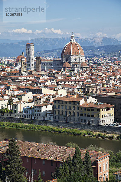 Ein Blick auf die Stadt von oben mit der Kuppel der Kathedrale von Florenz; Florenz  Italien