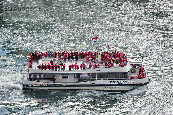 Regenmantel Tagesausflug Tourist Boot rot Niagarafälle Kanada Ontario