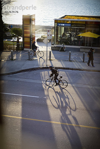 Sonnenuntergang Fahrradfahrer Bucht British Columbia Kanada englisch Vancouver