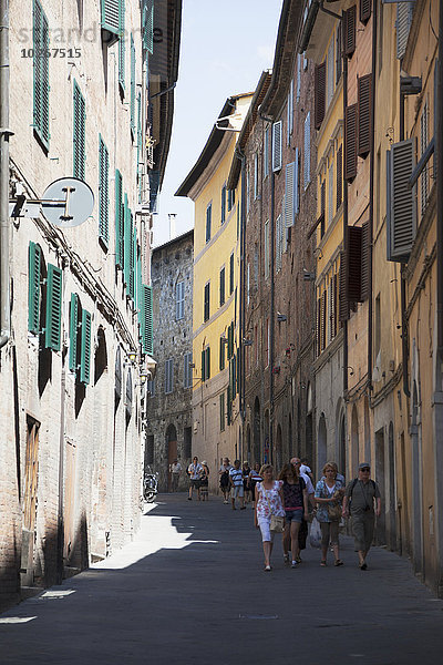 zwischen inmitten mitten gehen Gebäude Straße Nachbarschaft Fußgänger Italien Montepulciano Toskana Val d'Orcia