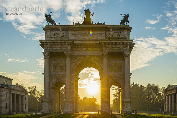 Simplon-Tor mit Arco della Tempo bei Sonnenuntergang; Mailand  Lombardei  Italien