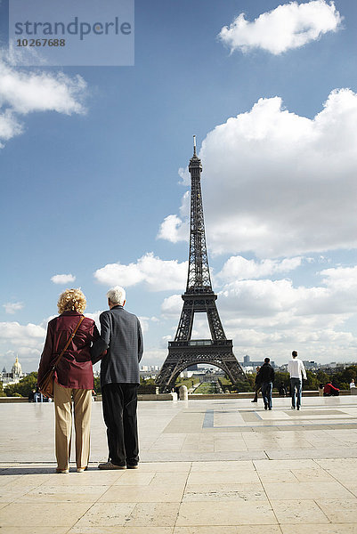 Paris Hauptstadt Frankreich Tourist frontal Eiffelturm
