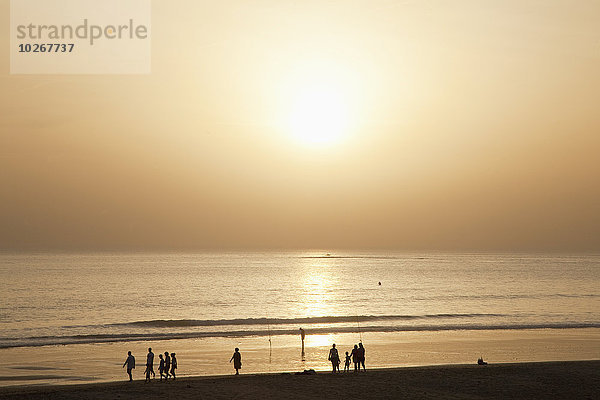 glühend Glut Mensch Menschen Strand Ruhe Silhouette gelb Himmel Ozean Spiegelung Andalusien Spanien Sonne