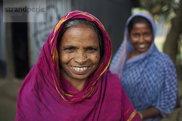 Senior Senioren Portrait Frau Hintergrund Tochter Bangladesh