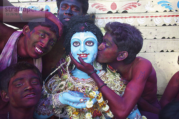 Mann streichen streicht streichend anstreichen anstreichend rot Festival Indien Westbengalen