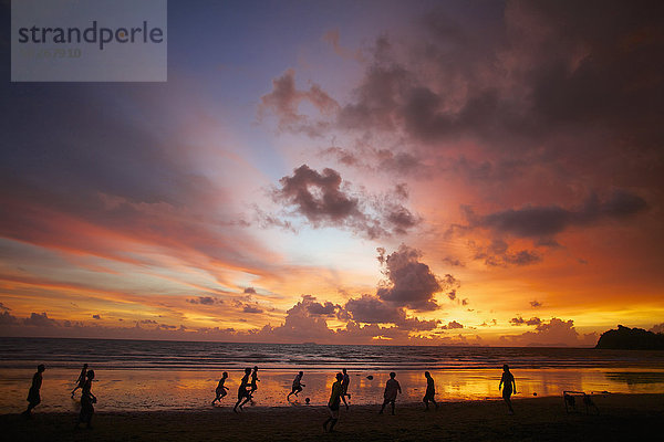 Mensch Menschen Ecke Ecken Sonnenuntergang Silhouette dramatisch Fußball spielen