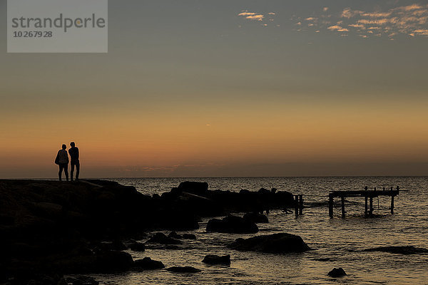 stehend Wasser Mensch zwei Personen sehen Menschen Ecke Ecken Sonnenuntergang Silhouette über 2 Zypern