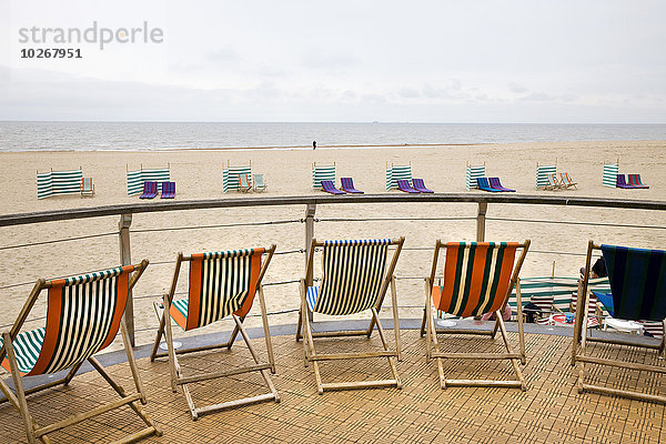 hoch oben Stuhl Strand Wind Bildschirm Veranda Menschenreihe Belgien Nordsee