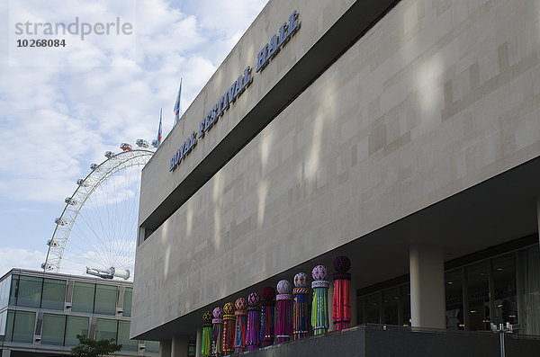 Außenansicht des Royal Festival Hall mit dem London Eye im Hintergrund; London  England