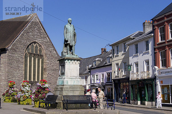 Straße Kirche Laden Landschaftlich schön landschaftlich reizvoll Fußgänger Powys Wales