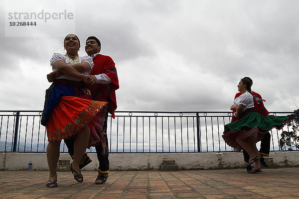 tanzen zeigen Cuenca Ecuador Mirador