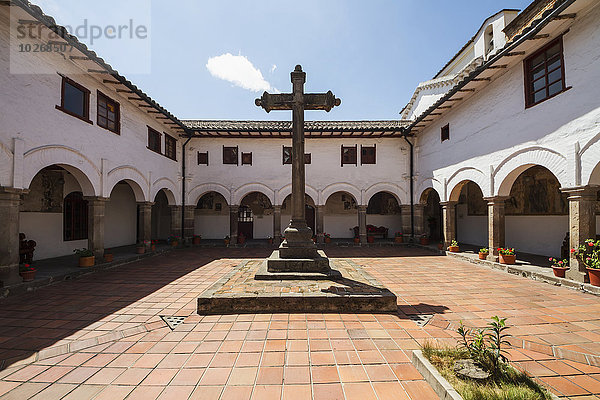 Frauenkloster Quito Hauptstadt überqueren Museum San Diego Veranda Innenhof Hof Kreuz Ecuador